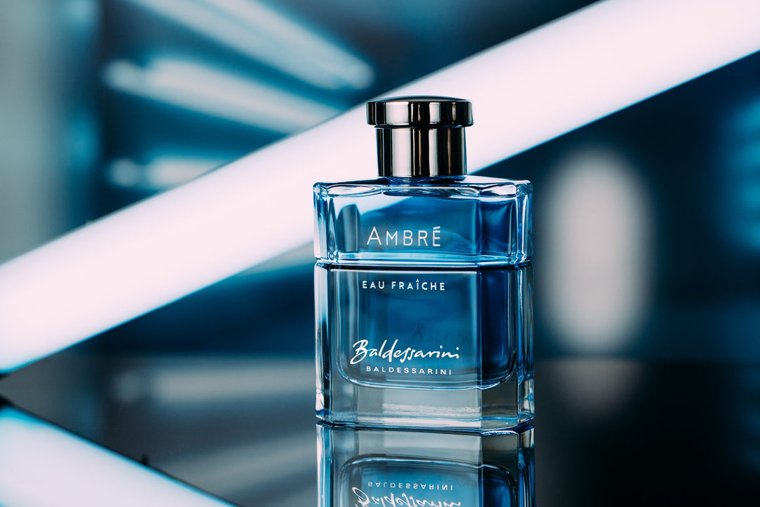 Baldessarini Ambré Eau Fraiche Flakon vor blauem Hintergrund
