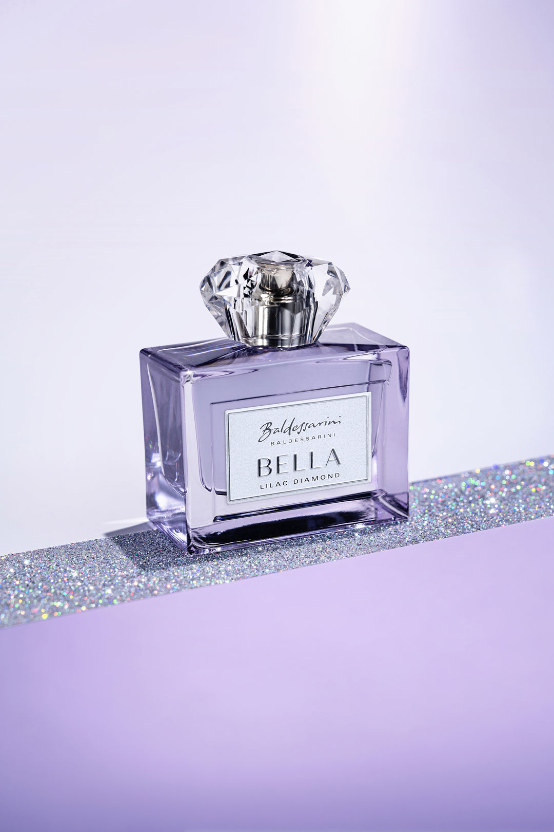 Baldessarini Bella Lilac Diamond Flakon vor lila-weißem Hintergrund