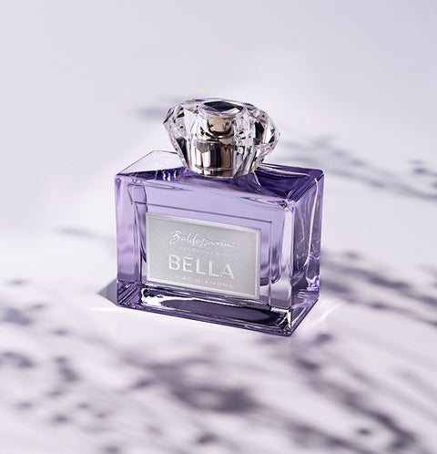 Baldessarini Bella Lilac Diamond Flacon mit Schatten im Hintergrudn
