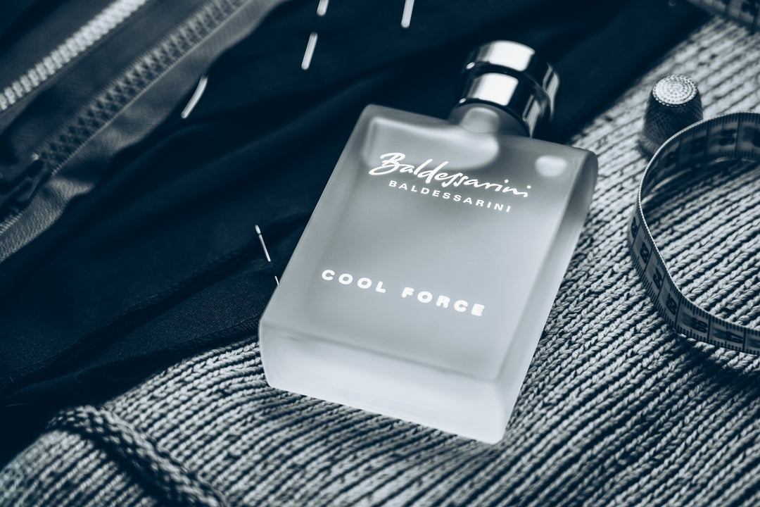 Baldessarini Cool Force Flakon auf Kleidung