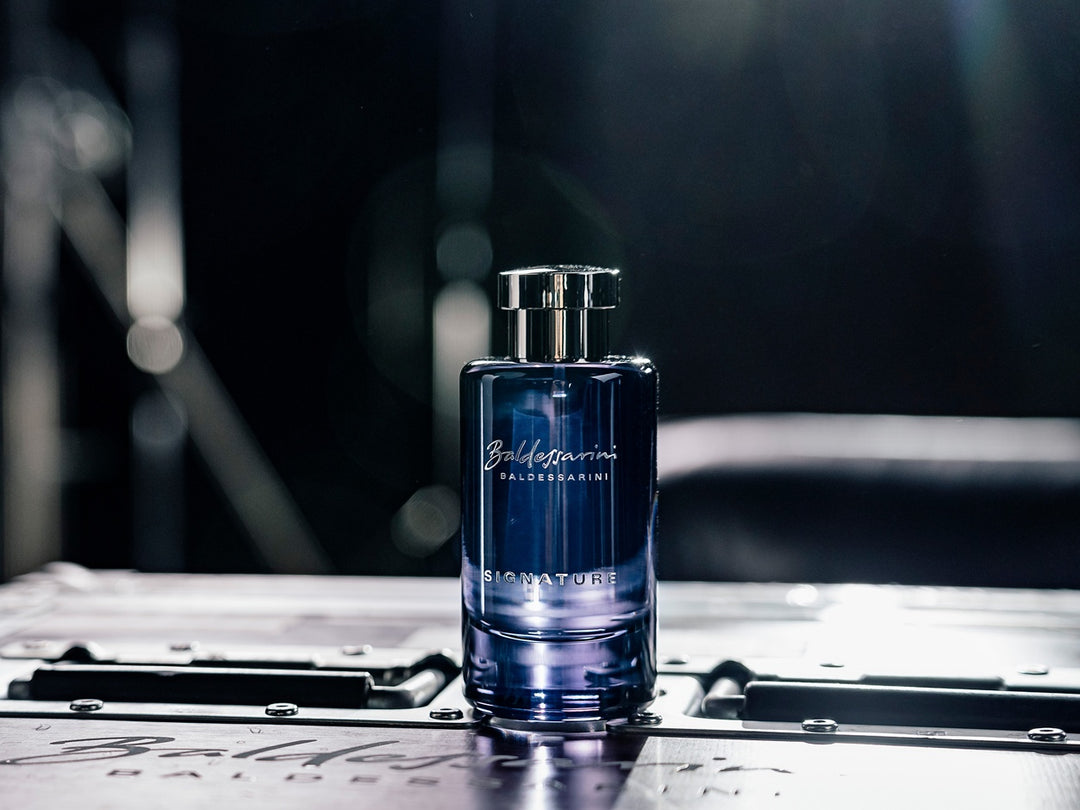 Baldessarini Signature Flakon vor dunklem Hintergrund auf Box