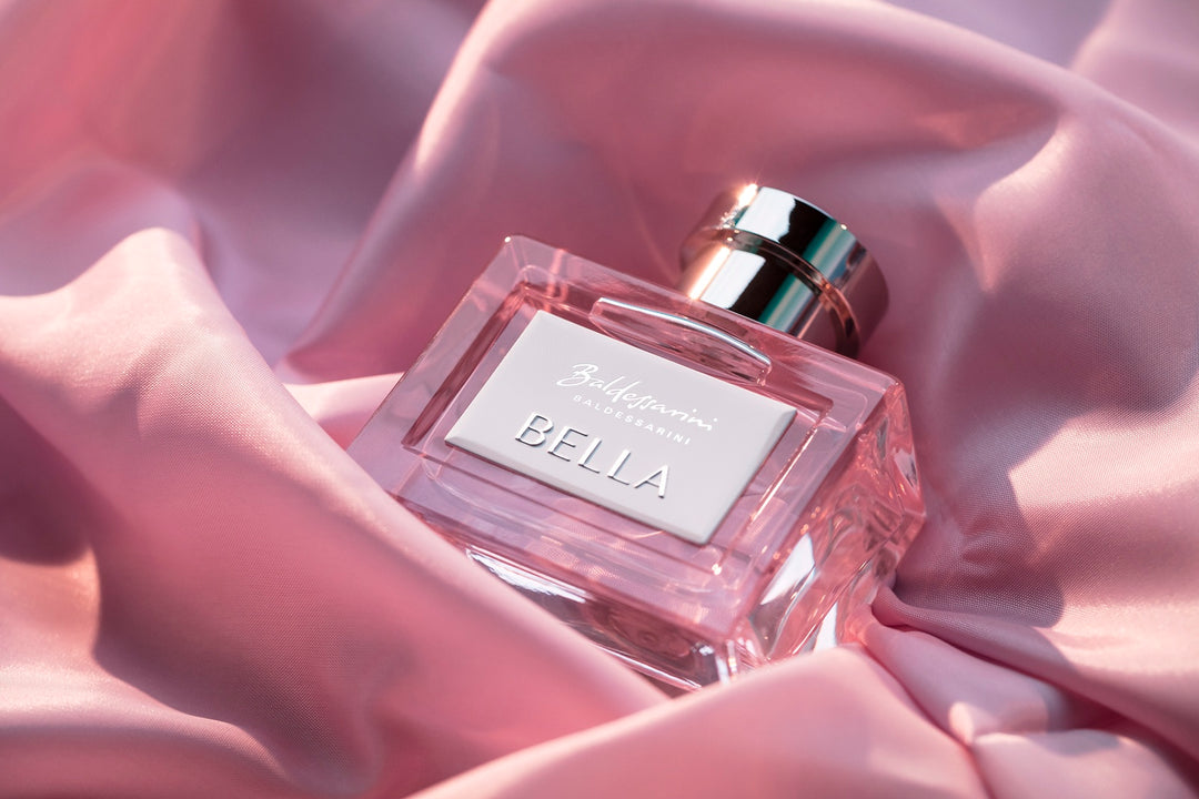 Bella Flakon auf rosa Stoff