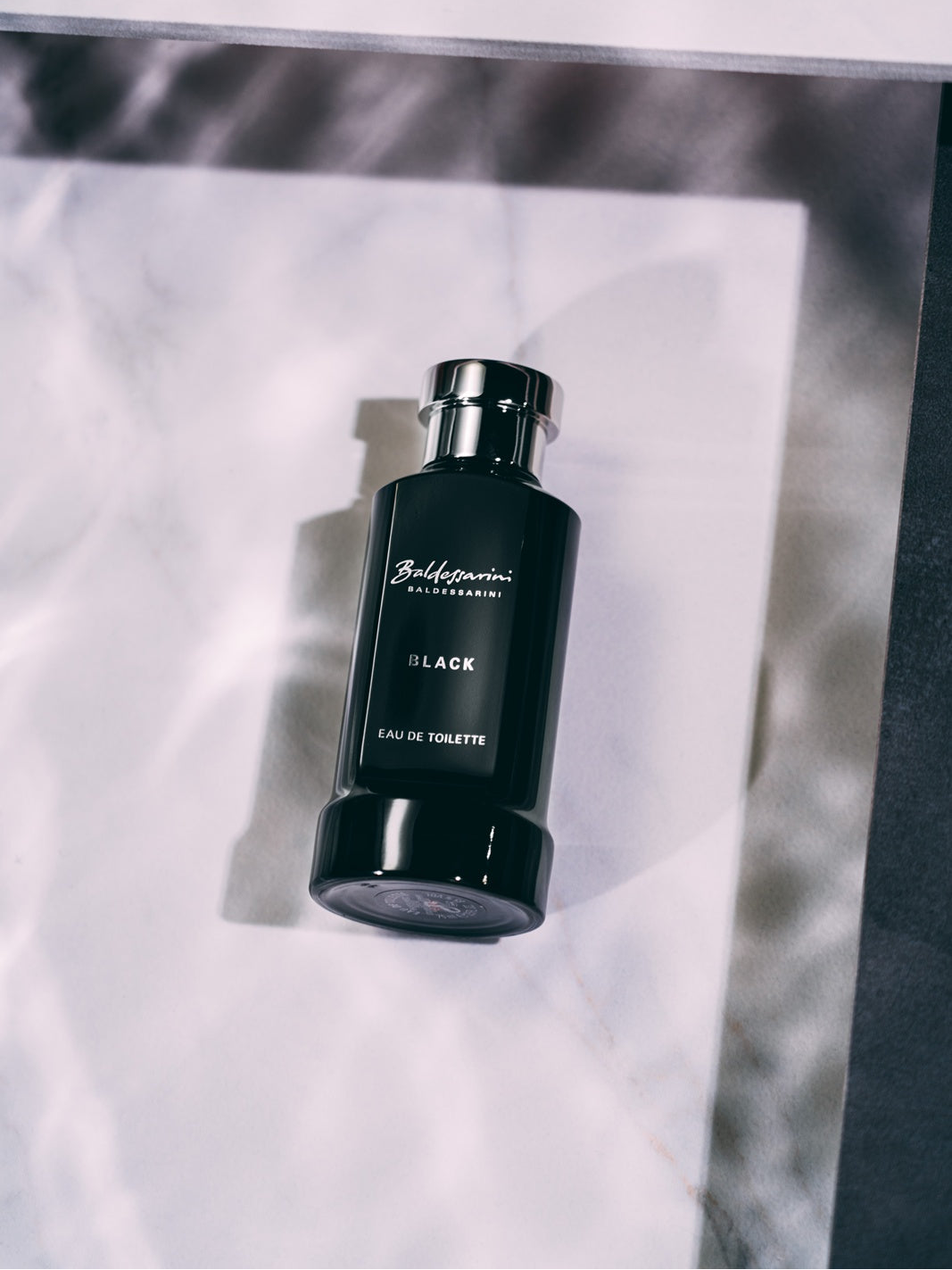 Baldessarini Black Flakon vor hellem Hintergrund