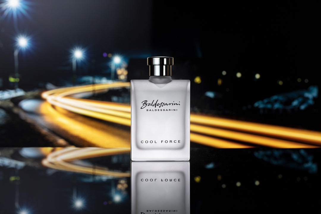 Baldessarini Cool Force Flakon vor Sportanlage