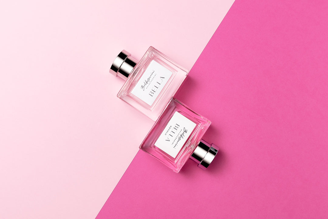 Bella und Bella Absolu Flakon vor rosa Hintergrund