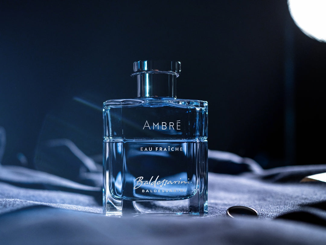 Baldessarini Ambré Eau Fraiche Flakon auf Jeans-Stoff