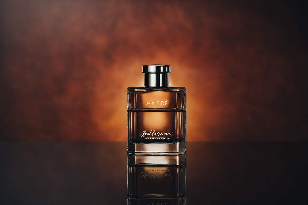 Baldessarini Ambré Flakon vor braunem Hintergrund