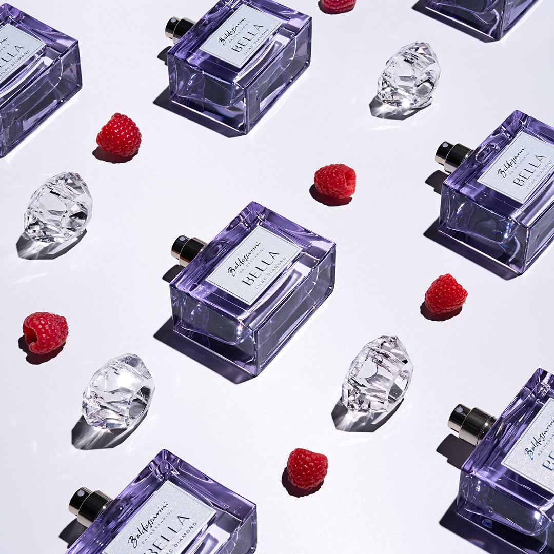 Baldessarini Bella Lilac Diamond Flakon neben Himbeeren