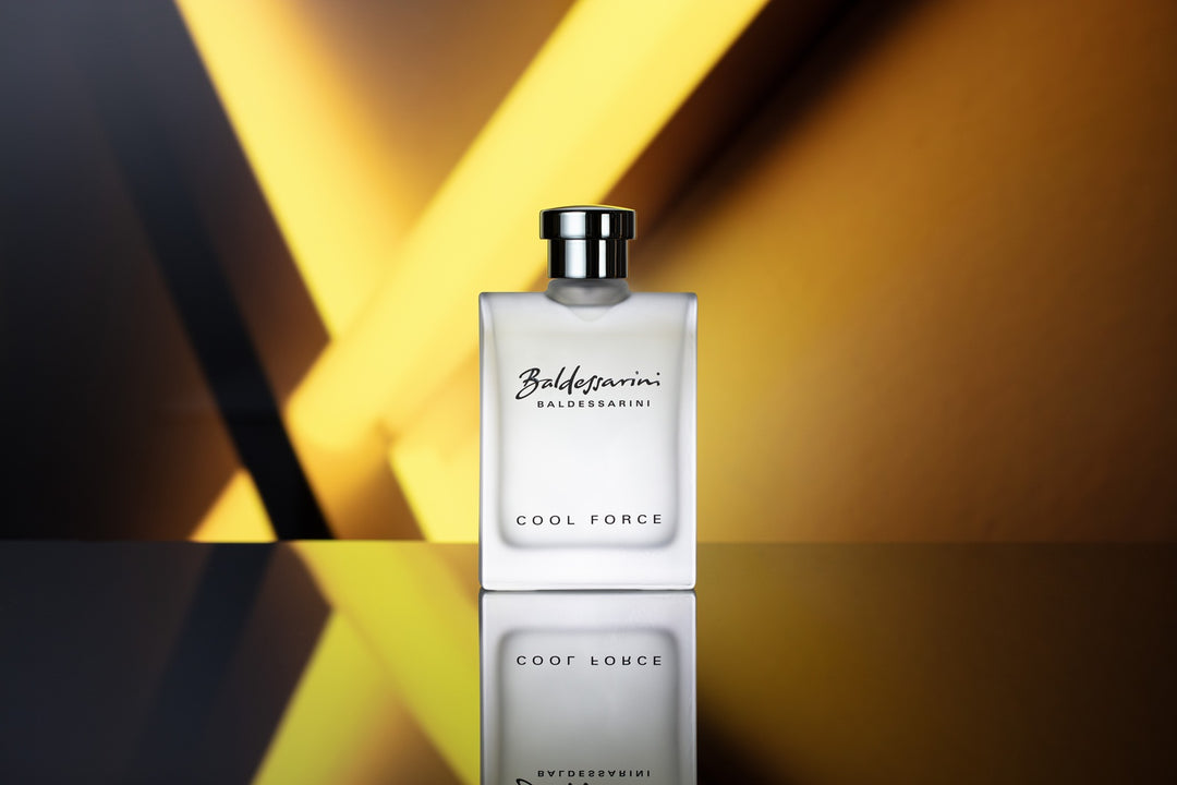 Baldessarini Cool Force Flakon vor gelbem Hintergrund