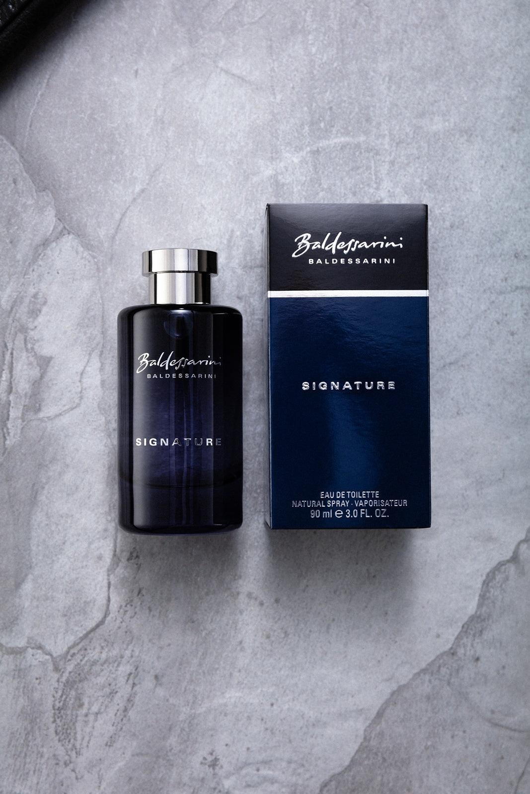 Baldessarini Signature Flakon und Faltschachtel auf grauem Hintergrund