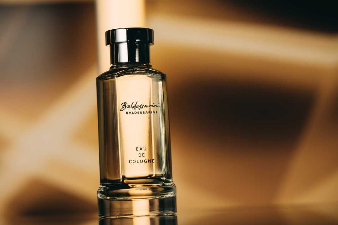 Baldessarini Classic Eau de Cologne vor strahlendem Hintergrund