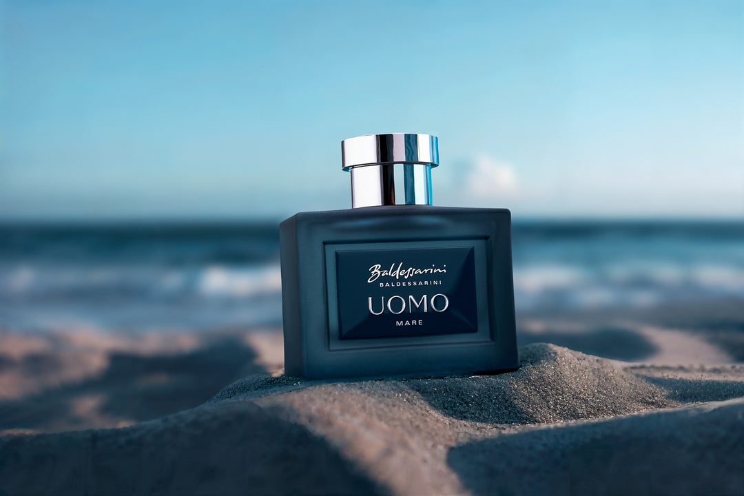 Baldessarini Uomo Mare Flakon auf Sand am Meer
